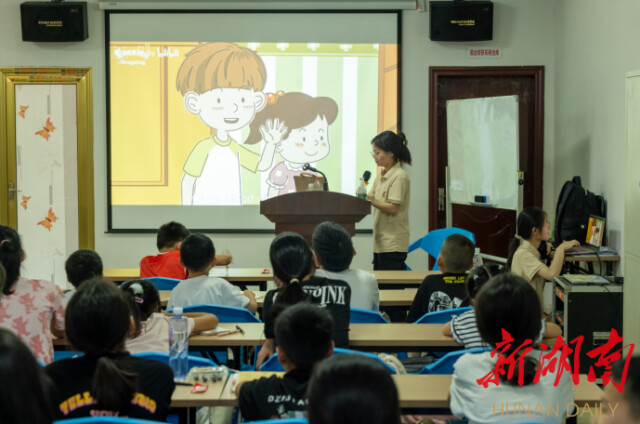 新葡的京集团8814公共管理学院“半月弯弯 微光点点”赴宁乡市基层服务团开展三下乡活动