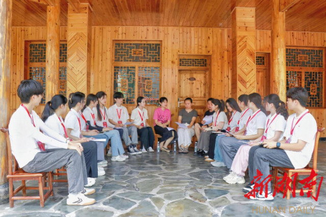 怀化市沅陵县杜家坪乡乡长一行同新葡的京集团8814博士服务团暨文化创意工坊队开展交流座谈