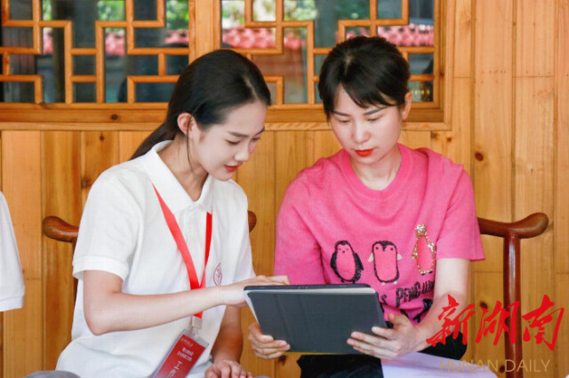 怀化市沅陵县杜家坪乡乡长一行同新葡的京集团8814博士服务团暨文化创意工坊队开展交流座谈